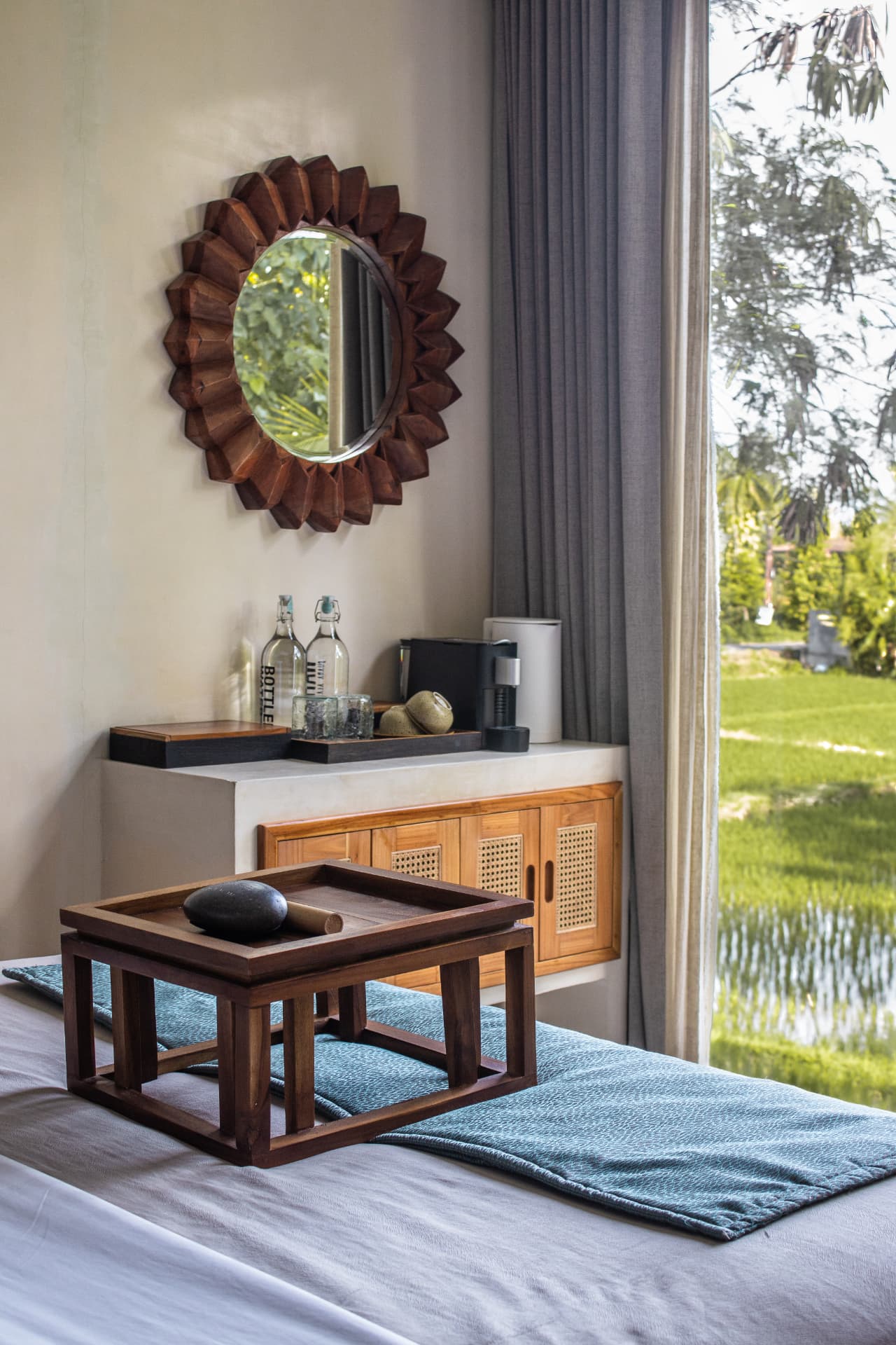 Plateau petit-déjeuner sur un lit d'hôtel avec vue sur un paysage vert