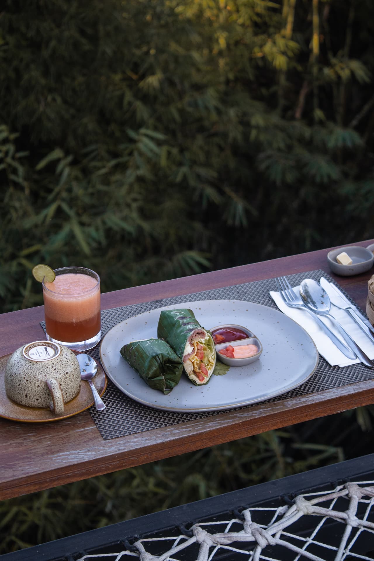 Plat et jus frais servis avec vue sur la nature